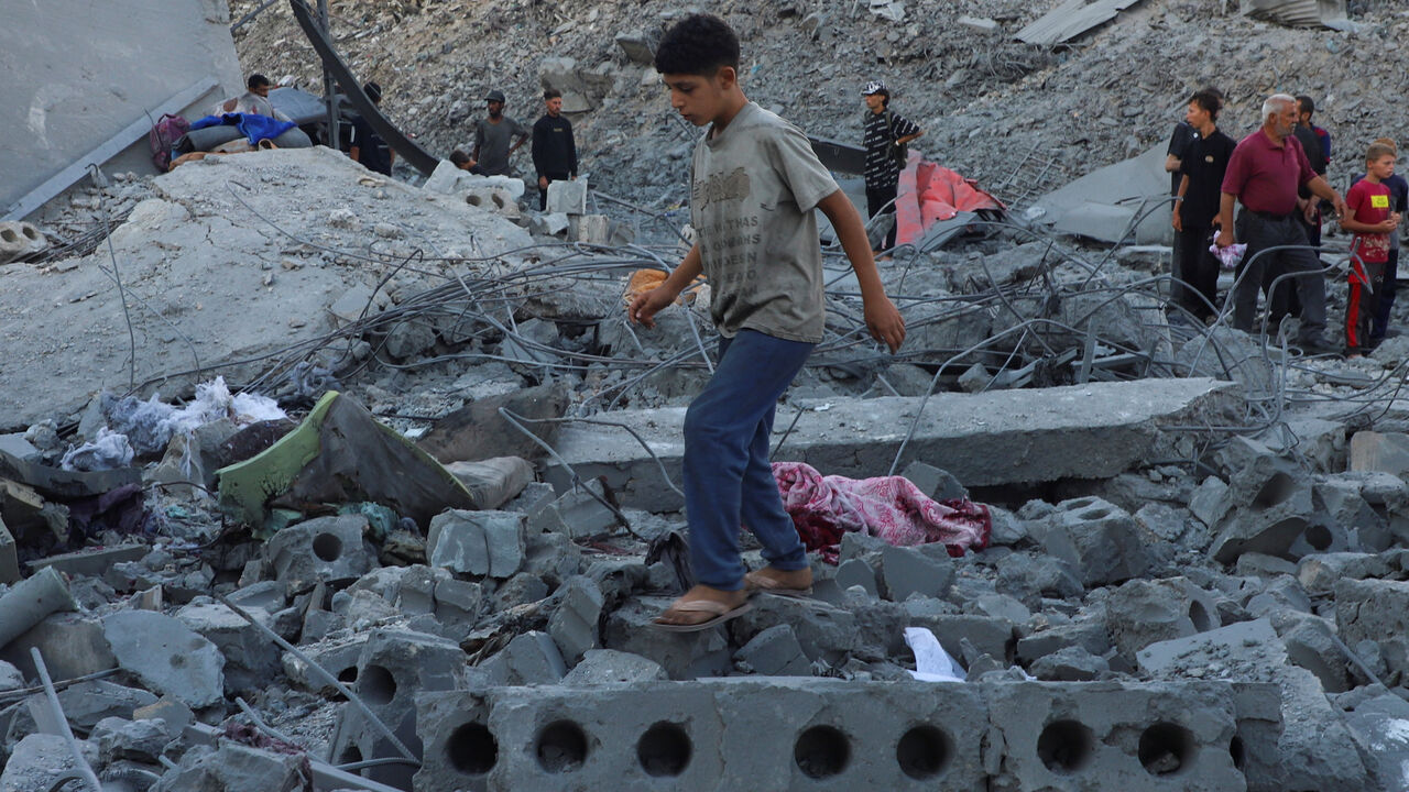 Palestinians inspect the site of deadly overnight Israeli strikes on a building where displaced people were taking shelter, amid an Israeli military operation, in Gaza City, September 24, 2025. REUTERS/Ebrahim Hajjaj