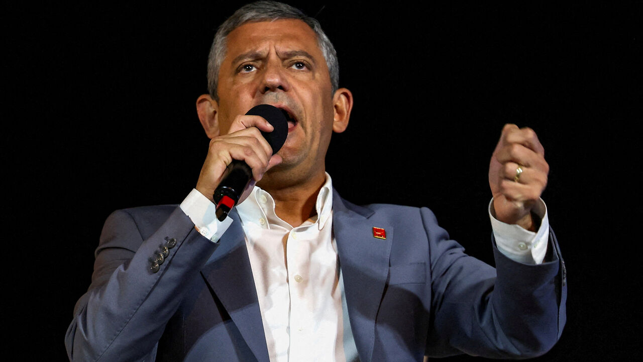 FILE PHOTO: Ozgur Ozel, leader of the main opposition Republican People's Party (CHP), gestures as he speaks during a rally protesting a recent court ruling that removed Ozgur Celik from the CHP's Istanbul provincial leadership, in Istanbul, Turkey, September 10, 2025. REUTERS/Umit Bektass/File Photo