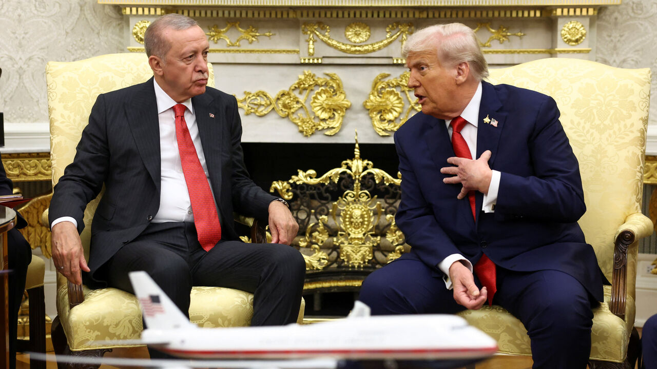 U.S. President Donald Trump and Turkey's President Recep Tayyip Erdogan meet at the White House in Washington, D.C., U.S., September 25, 2025. REUTERS/Kevin Lamarque