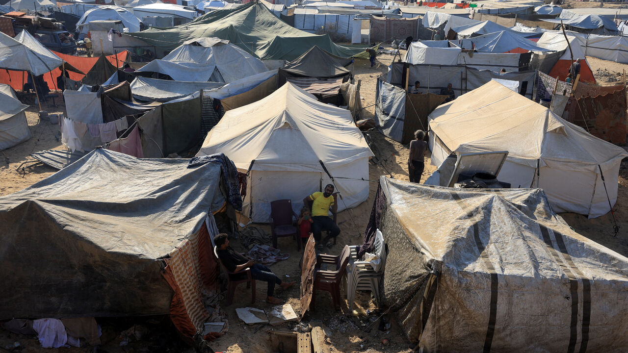 Displaced Palestinians, who fled northern Gaza due to an Israeli military operation after Israeli forces ordered residents of Gaza City to evacuate to the south, shelter in tents, in the central Gaza Strip, September 26, 2025. REUTERS/Dawoud Abu Alkas