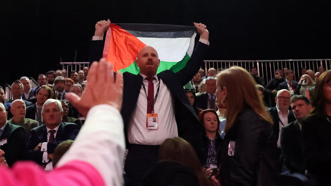 A protester holds up a Palestinian flag, as he disrupts British Chancellor of the Exchequer Rachel Reeves delivering her keynote speech at Britain's Labour Party's annual conference in Liverpool, Britain, September 29, 2025. REUTERS/Hannah McKay