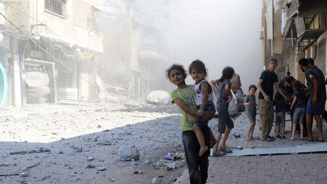 Palestinians children react, at the site of Israeli strikes on a house, in Gaza City, September 26, 2025. REUTERS/Ebrahim Hajjaj     TPX IMAGES OF THE DAY