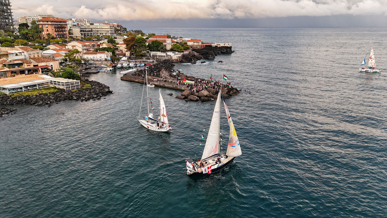 A drone picture shows a flotilla of humanitarian boats led by French activist Melissa, dubbed the “Thousand Madleens,” departing from the Sicilian port of San Giovanni li Cuti in Catania, Italy September 27, 2025. REUTERS/Danilo Arnone