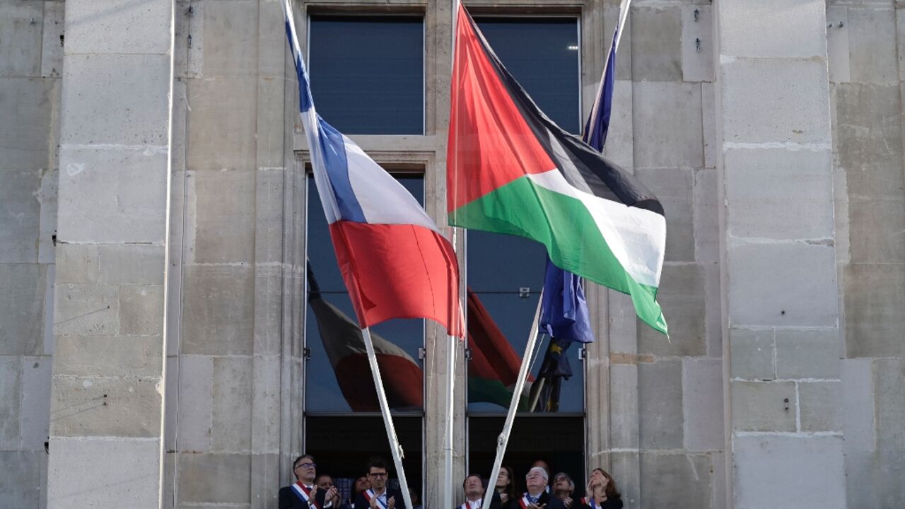 Several French town halls hoisted the Palestinian flag