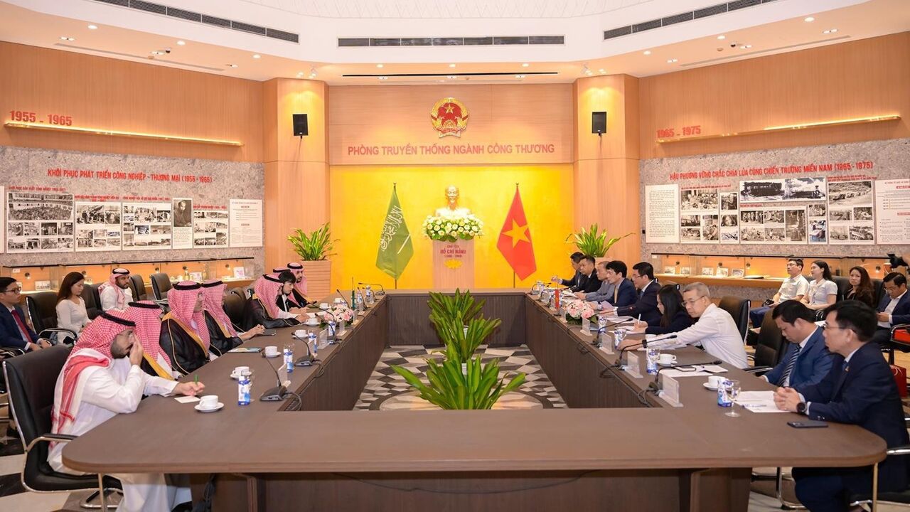 The Saudi delegation meets with Vietnamese officials in Hanoi, Sept. 29, 2025.