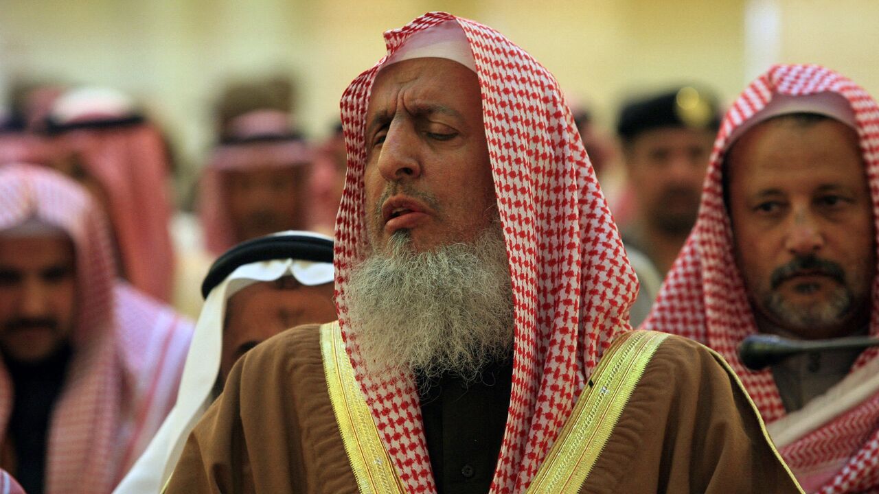 Saudi's Grand Mufti Sheikh Abdulaziz al-Sheikh (C) leads prayer at the funeral on Feb. 6, 2008, in Riyadh, Saudi Arabia.