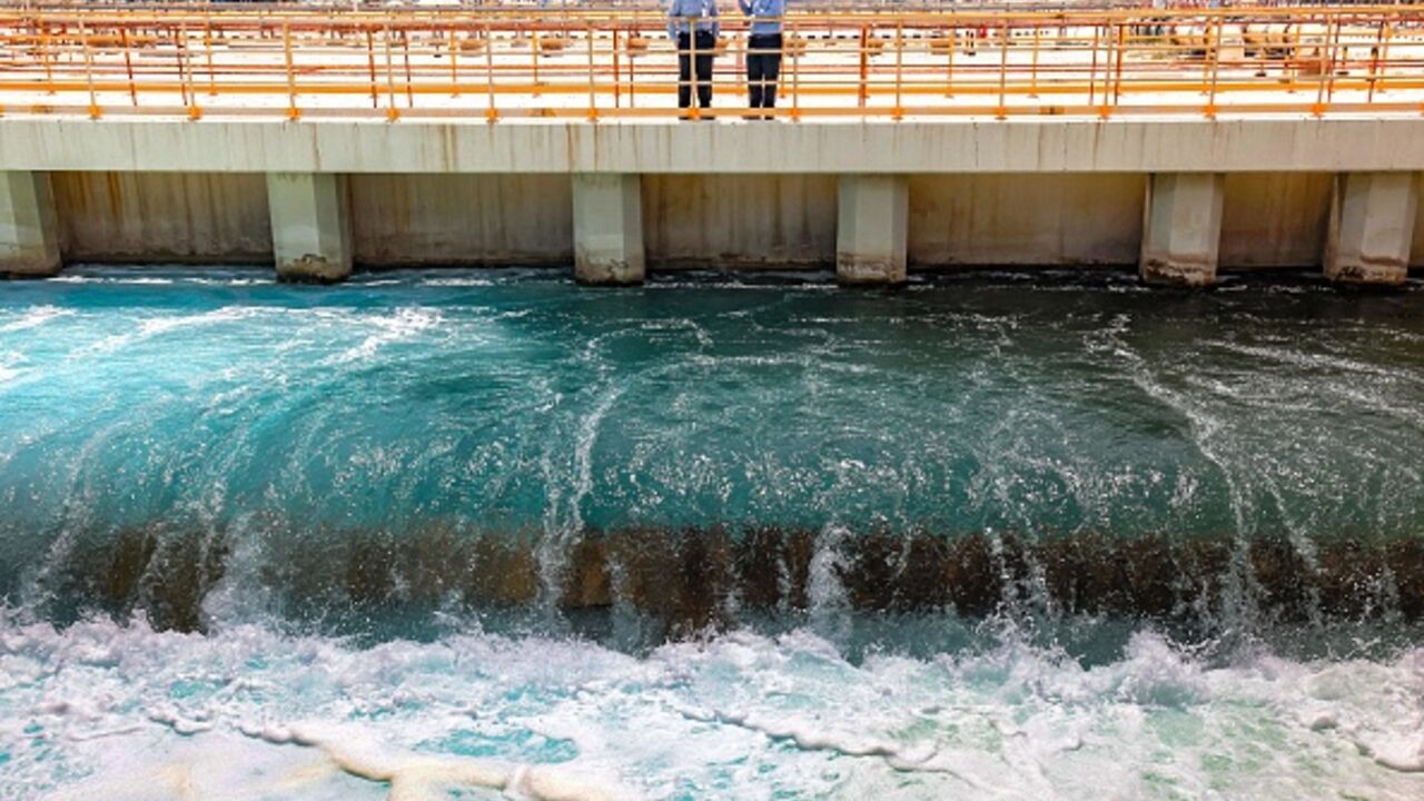 SAUDI-ENVIRONMENT-WATER-ENERGY-COP28 In this picture taken on March 30, 2023, Mohamed Ali al-Qahtani (L), Phase General Manager at the Ras al-Khair water desalination plant, owned by the Saudi government's Saline Water Conversion Corporation, speaks with an employee at the facility in Ras al-Khair along the Gulf coast in eastern Saudi Arabia. (Photo by Fayez Nureldine / AFP) (Photo by FAYEZ NURELDINE/AFP via Getty Images)