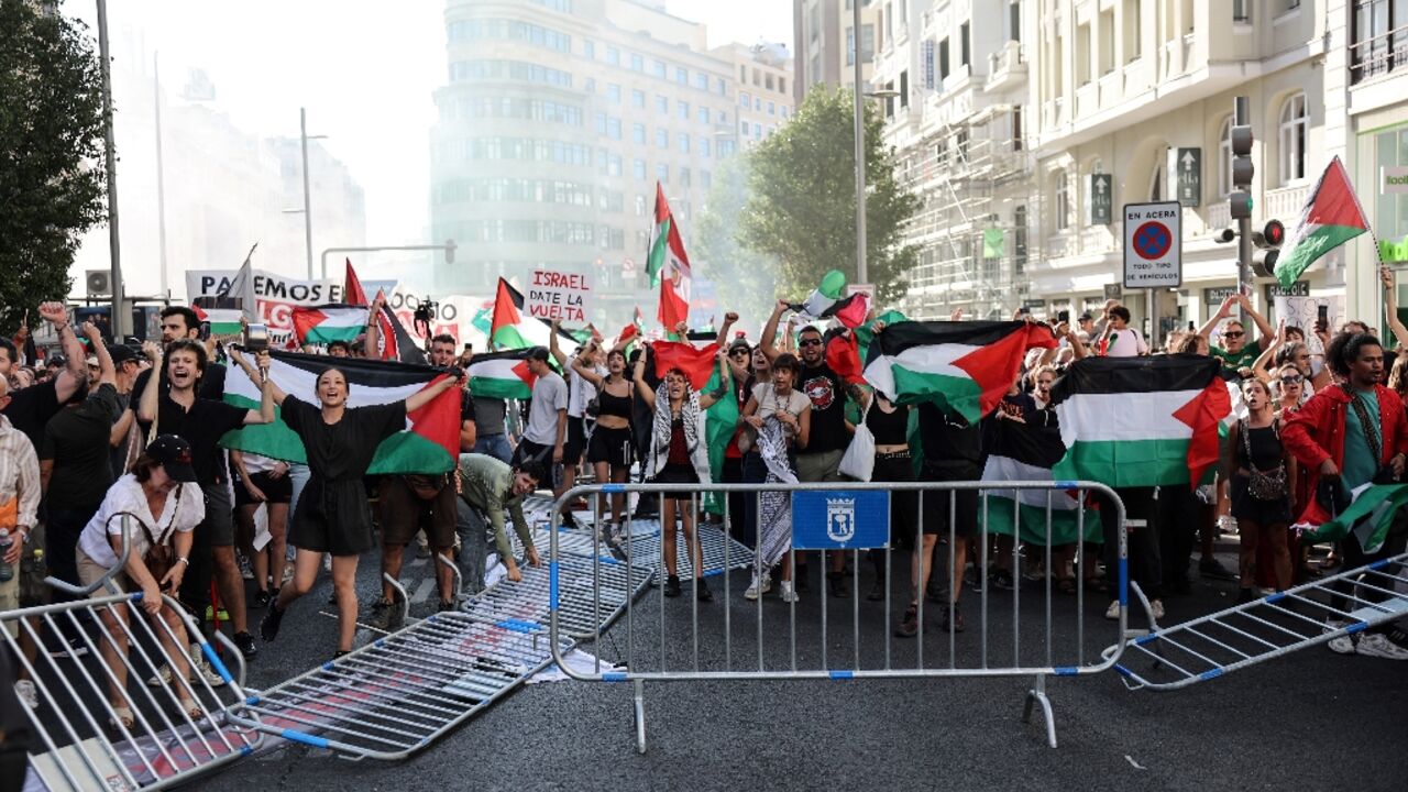 Police and race staff were unable to prevent protesters from disrupting the Vuelta