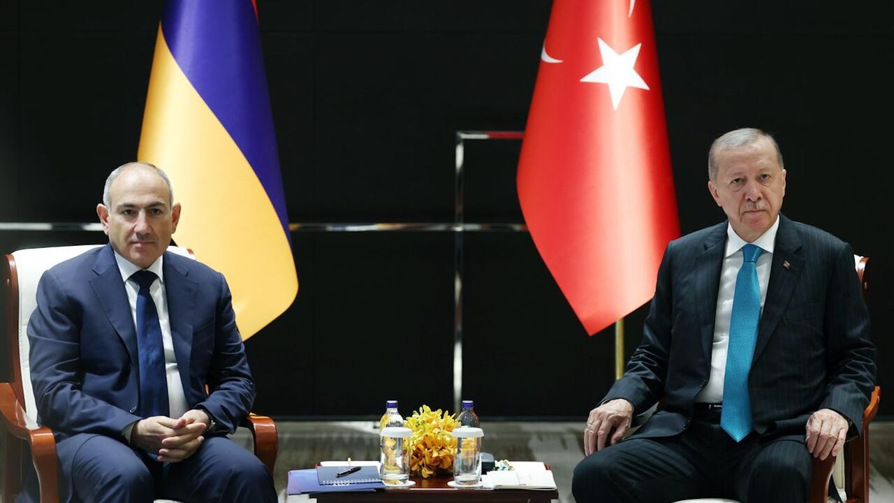 President Recep Tayyip Erdogan (R) meets with Armenian Prime Minister Nikol Pashinyan (L) in Tianjin, China, on Sept. 1, 2025.