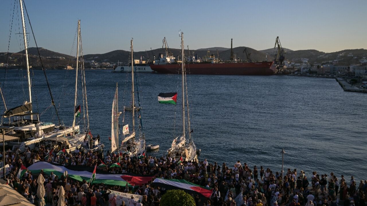 Around 500 people gathered at the port of Ermopoulis to see off the two Greece-flagged boats