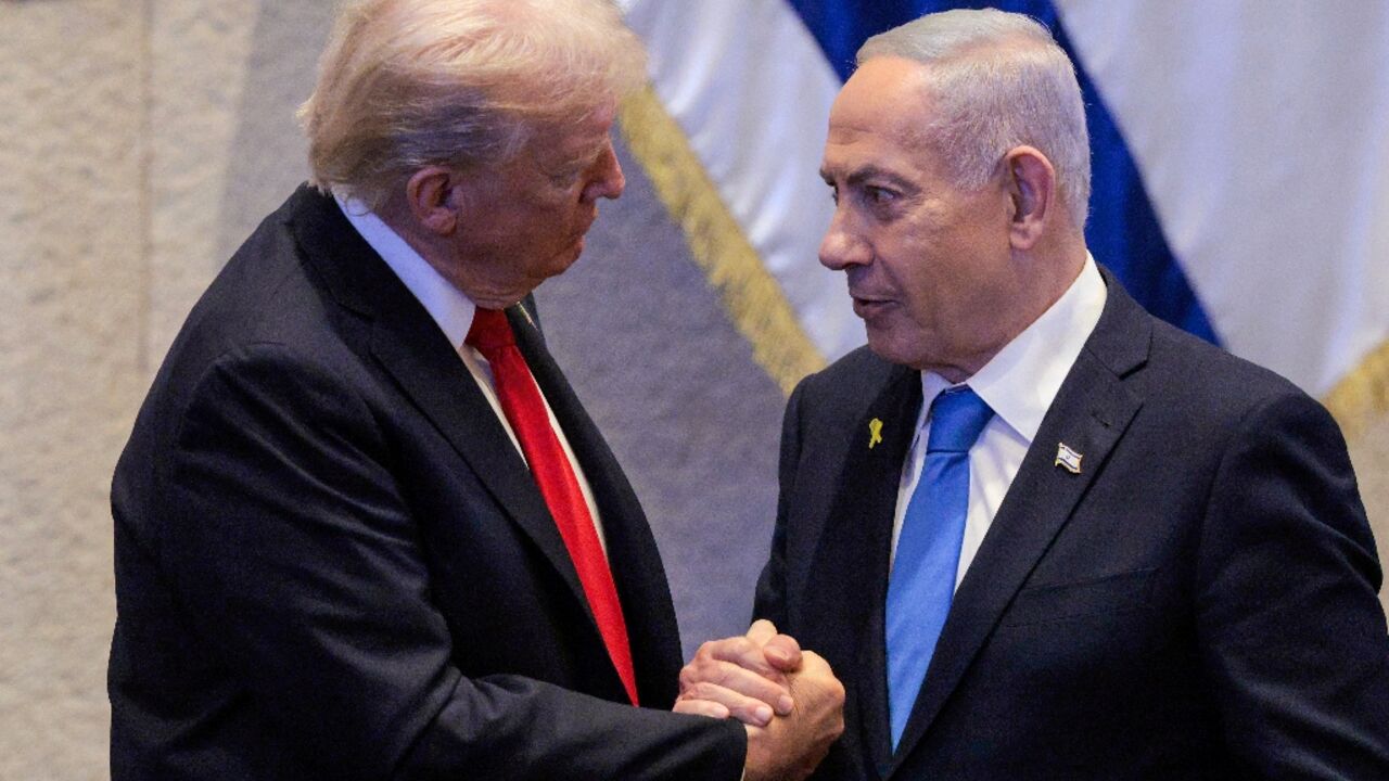 US President Donald Trump (L) suggested Israel's Benjamin Netanyahu be pardoned