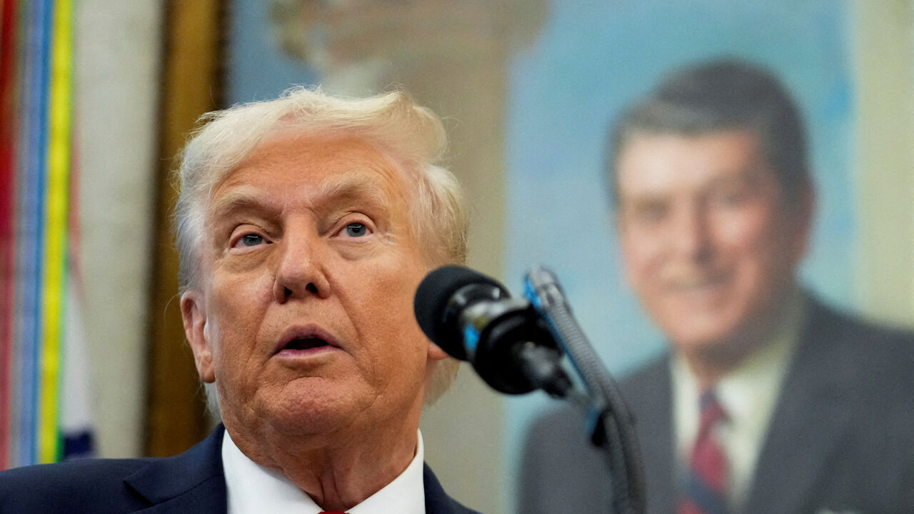 U.S. President Donald Trump in the Oval office of the White House in Washington, D.C., U.S., September 30, 2025. REUTERS/Ken Cedeno