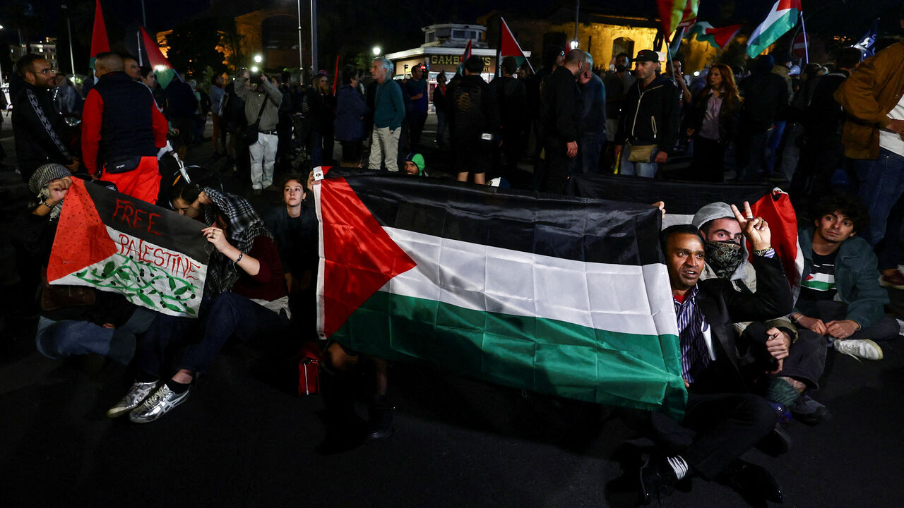 Pro-Palestinian activists stage a protest to condemn the interception of the vessels of the Global Sumud Flotilla, in Rome, Italy, October 1, 2025 REUTERS/Yara Nardi     TPX IMAGES OF THE DAY