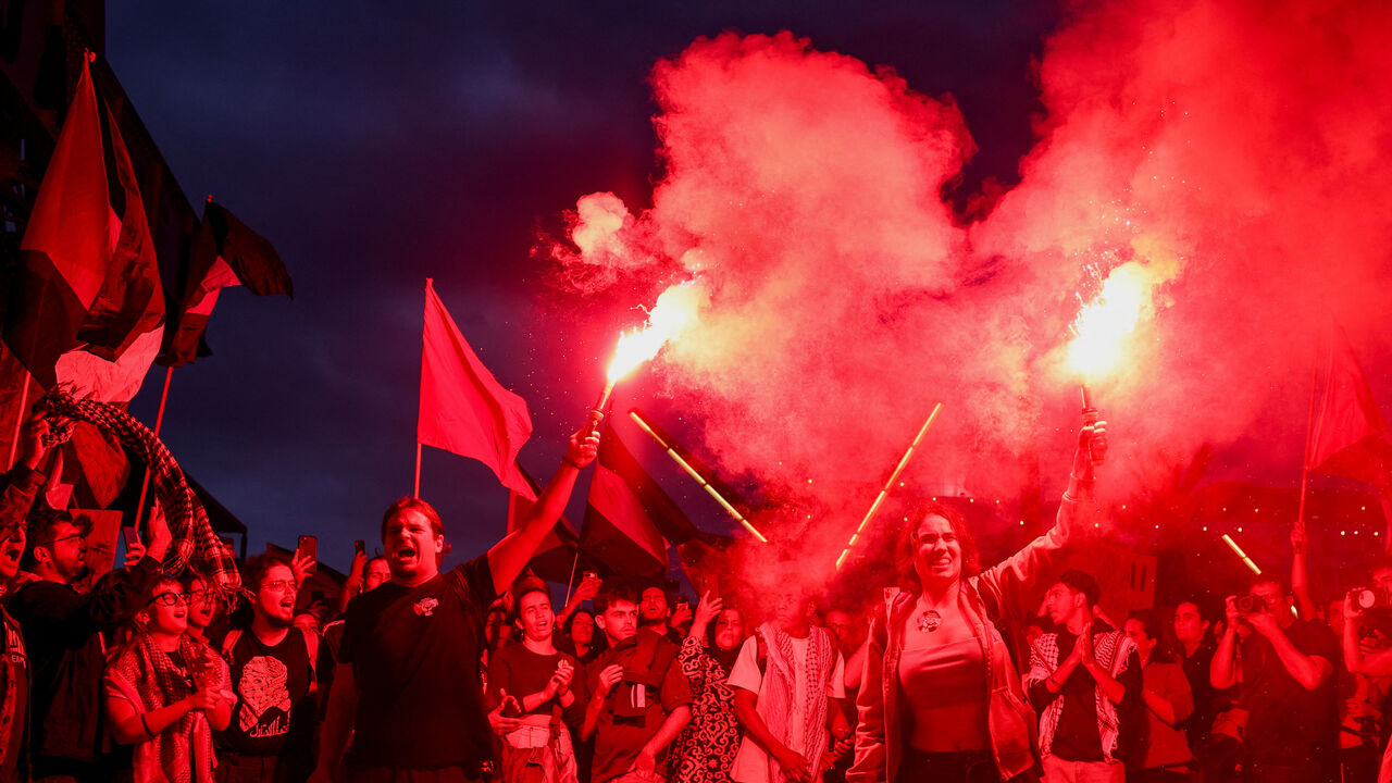 Pro-Palestinian demonstrators hold up flares as they protest to condemn the Israeli forces' interception of some of the vessels of the Global Sumud Flotilla aiming to reach Gaza and break Israel's naval blockade, in Barcelona, Spain October 2, 2025. REUTERS/Nacho Doce