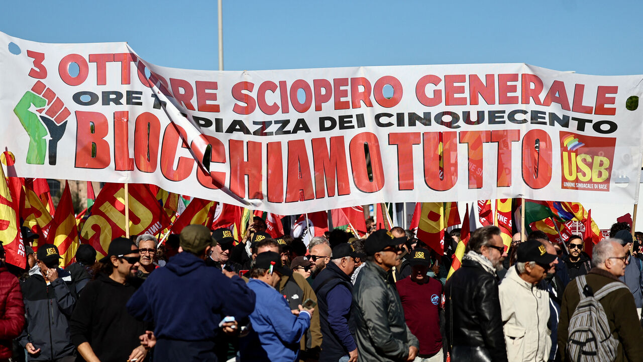 Pro-Palestinian demonstrators protest during a nationwide strike called by the USB union to condemn the Israeli forces' interception of some of the vessels of the Global Sumud Flotilla aiming to reach Gaza and break Israel's naval blockade, in Rome, Italy, October 3, 2025. REUTERS/Yara Nardi