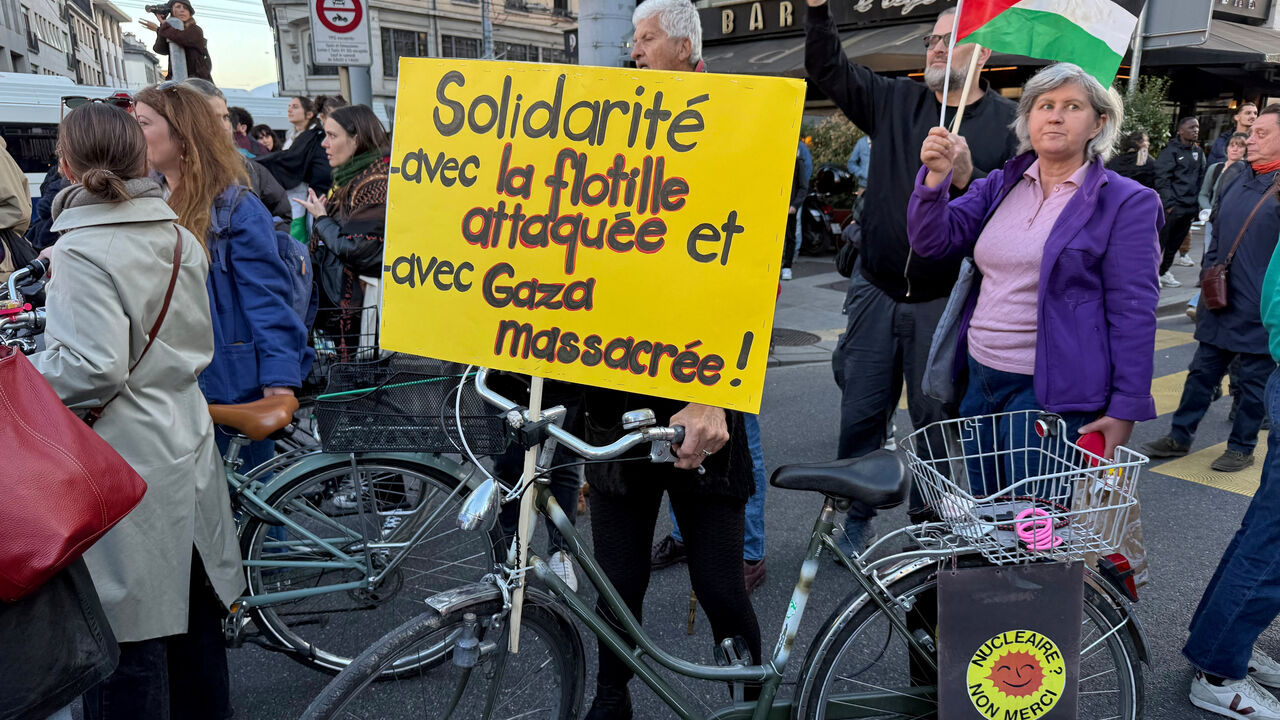 Pro-Palestinian demonstrators protest to condemn the Israeli forces', after Israel intercepted some of the vessels of the Global Sumud Flotilla aiming to reach Gaza and break Israel's naval blockade, in Geneva, Switzerland, October 2, 2025. The banner reads : Solidarity with attacked flotilla and massacred Gaza. REUTERS/Olivia Le Poidevin