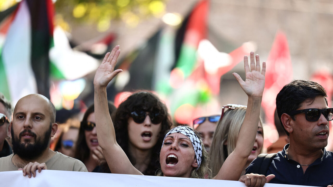 Pro-Palestinian demonstrators take part in a national protest for Gaza, in Rome, Italy, October 4, 2025. REUTERS/Yara Nardi