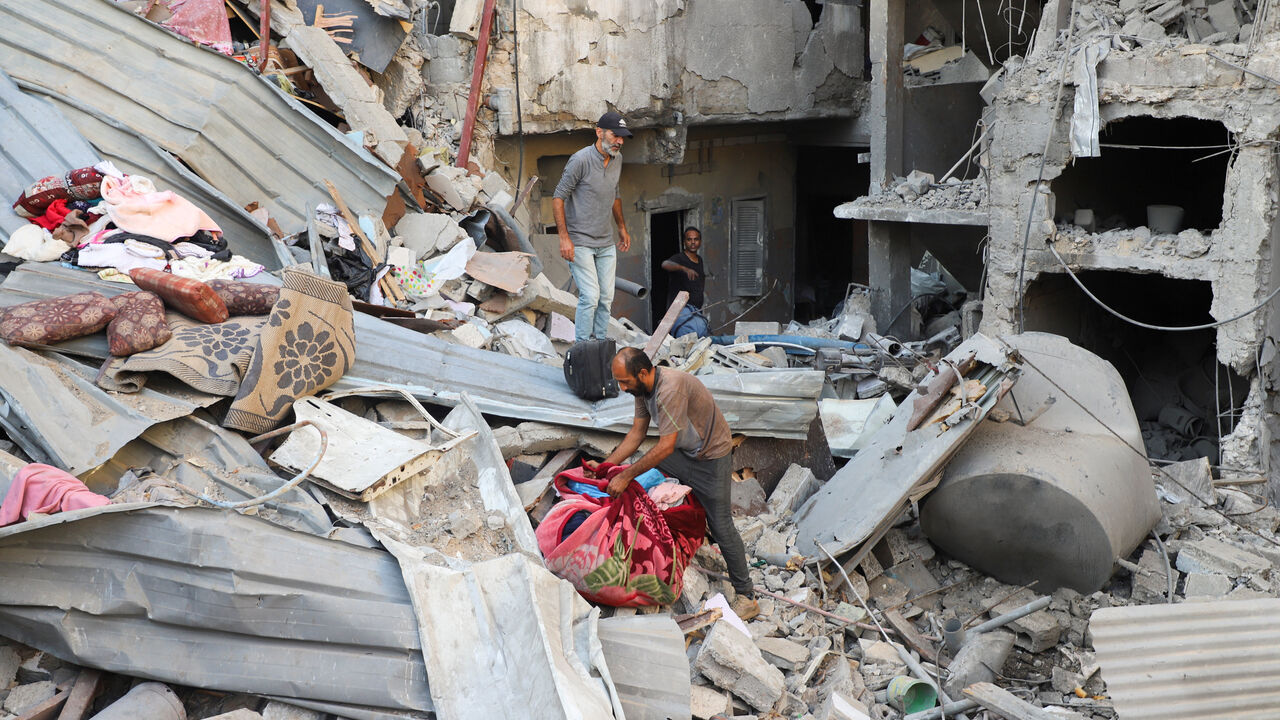 Palestinians inspect the site of an Israeli strike on Saturday, on a house in the Tuffah neighborhood in Gaza City October 5, 2025. REUTERS/Ebrahim Hajjaj