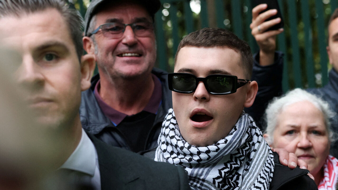 Member of Kneecap Liam O'Hanna, also known as Liam Og O hAnnaidh and performing under the name of Mo Chara, walks outside Woolwich Crown Court, after a UK court threw out his prosecution for a terrorism offence, in London, Britain, Friday September 26, 2025. REUTERS/Hannah McKay     TPX IMAGES OF THE DAY