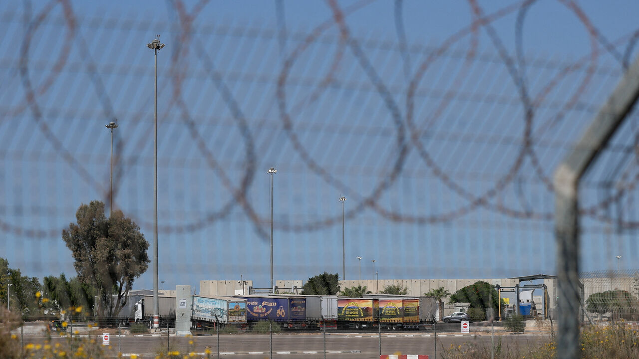 Trucks carrying aid wait at the Israeli side of the Kerem Shalom border crossing to southern Gaza, amid a ceasefire deal between Israel and Hamas, in southern Israel, October 16, 2025. REUTERS/Hannah McKay