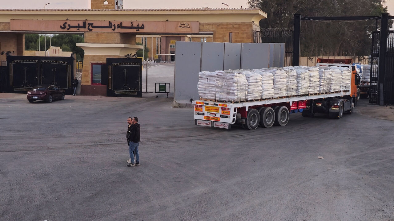 Trucks carrying humanitarian aid enter the crossing into the Gaza Strip at the Rafah border on the Egypt side, amid a ceasefire between Israel and Hamas in Gaza, in Rafah, Egypt, October 17, 2025. REUTERS/Stringer