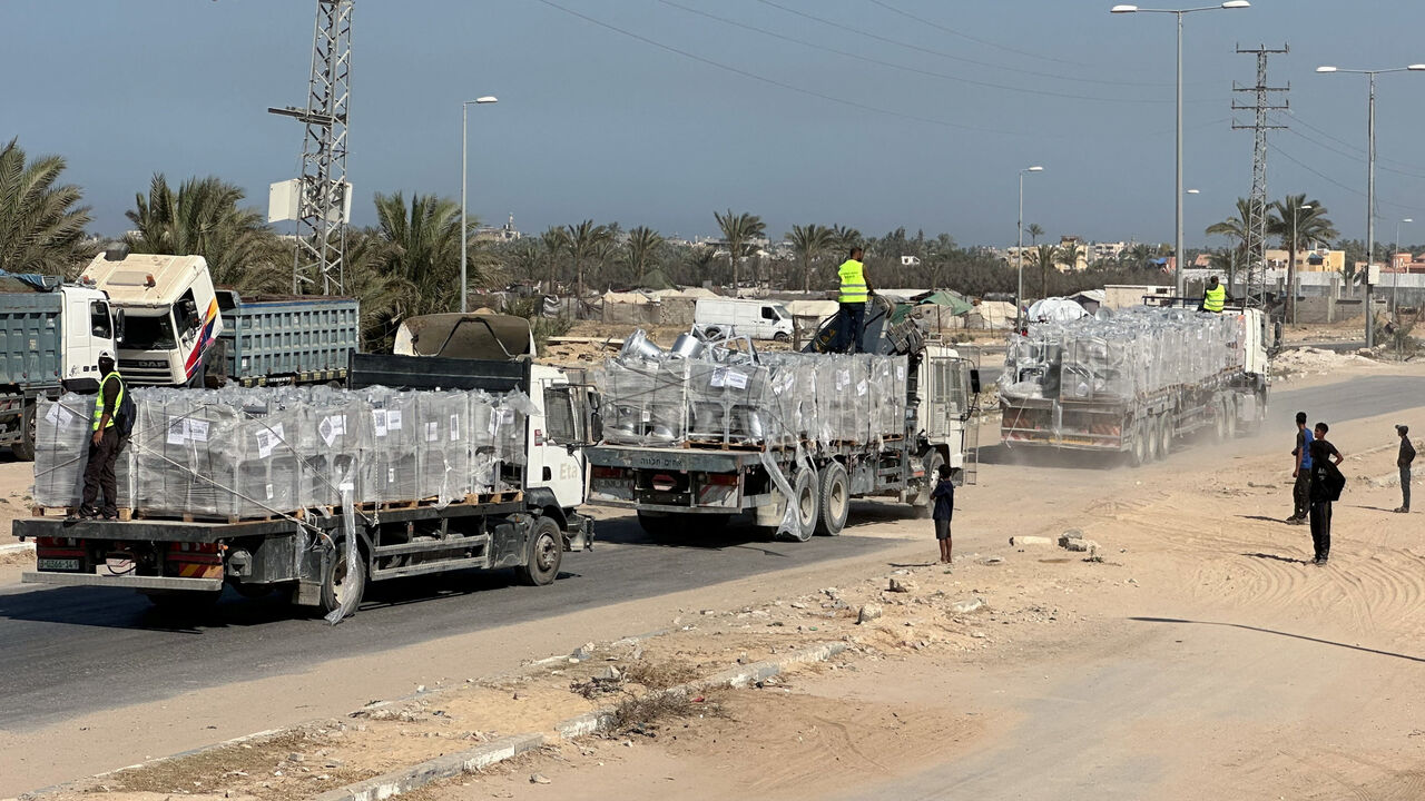 Trucks carry aid for Palestinians, amid a ceasefire between Israel and Hamas in Gaza, in Deir Al-Balah, in the central Gaza Strip, October 21, 2025. REUTERS/Stringer