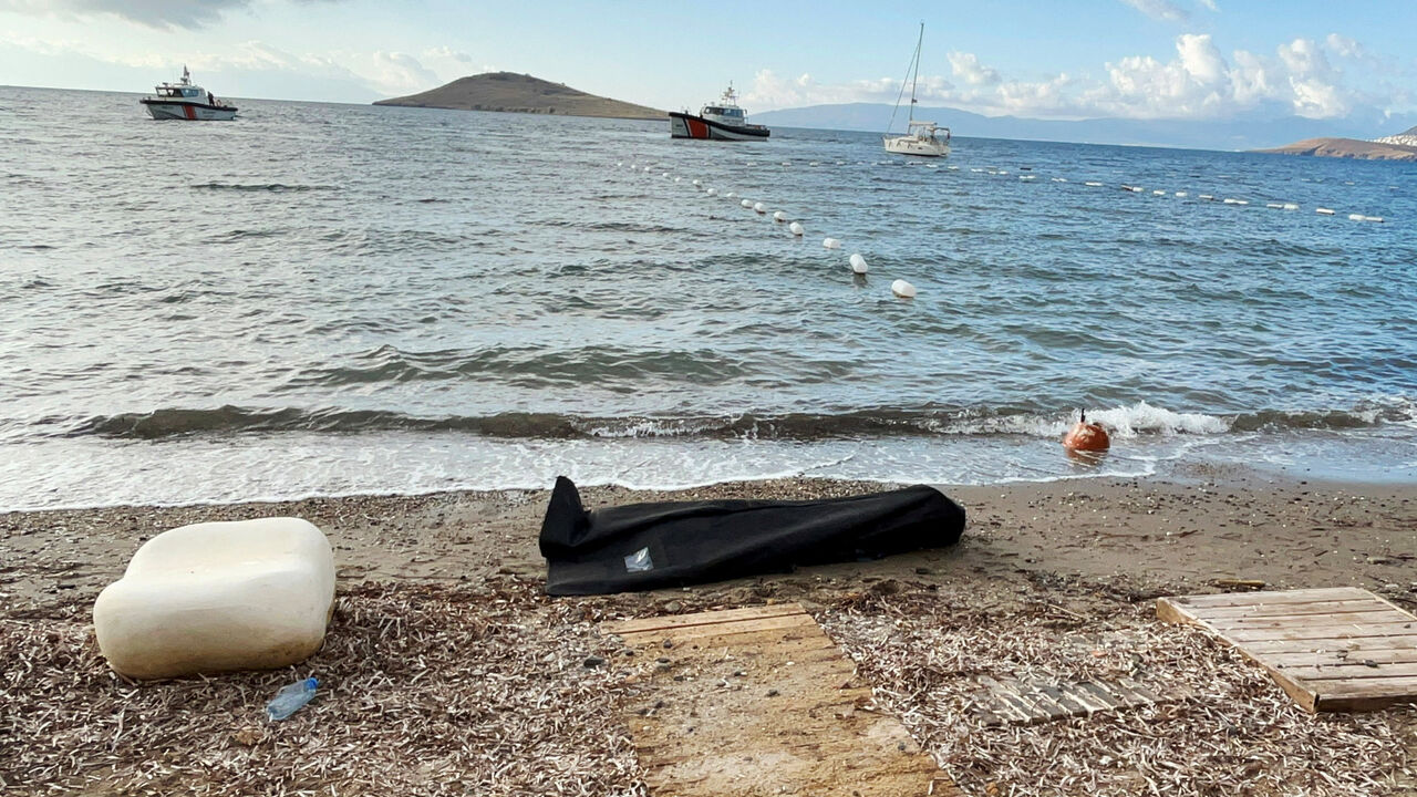A body bag lies on the shore as Coast Guard Command members conduct a search and rescue operation following the sinking of a migrant boat off Bodrum, western Mugla province, Turkey, October 24, 2025. REUTERS/Kenan Gurbuz