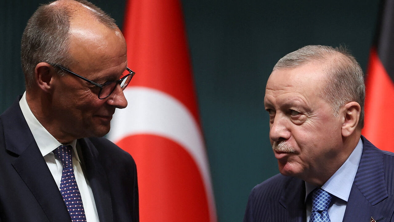 Turkish President Tayyip Erdogan and German Chancellor Friedrich Merz shake hands as they attend a press conference at the Presidential Palace in Ankara, Turkey, October 30, 2025. REUTERS/Umit Bektas