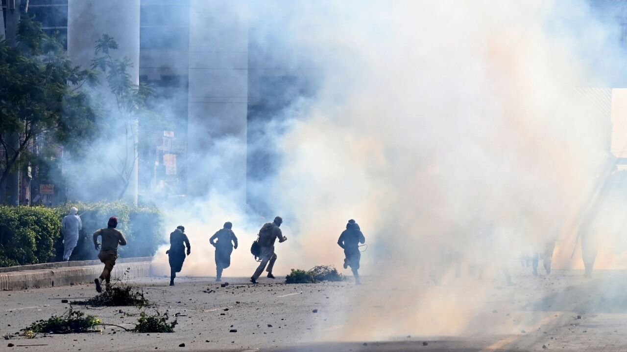 Members of a hard-right Islamist party began marching towards Islamabad in support of Palestinians, a day after violent clashes with police in the eastern city of Lahore
