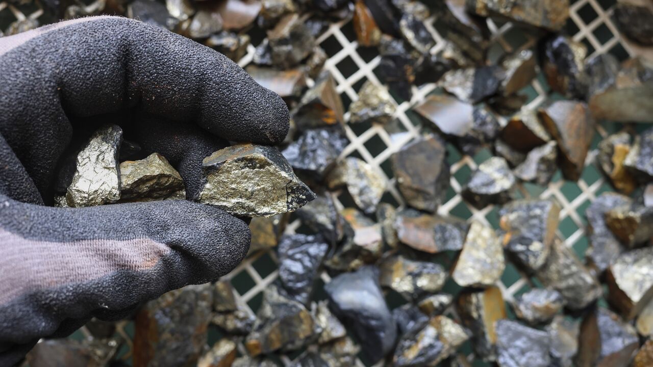 Picture of ore as mineral cassiterite (SnO2). 