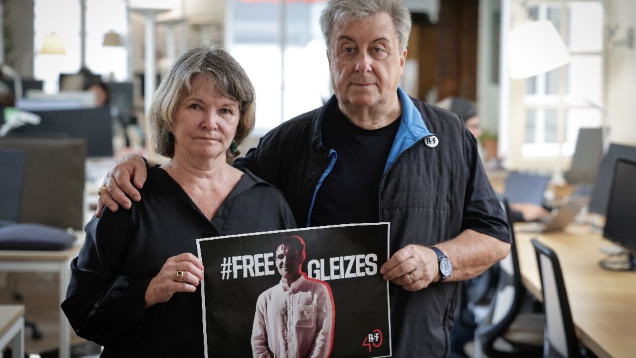 La mère du journaliste sportif français Christophe Gleizes, Sylvie Godard, et son beau-père Francis Godard au siège de Reporters sans frontières (RSF) à Paris, le 27 août 2025