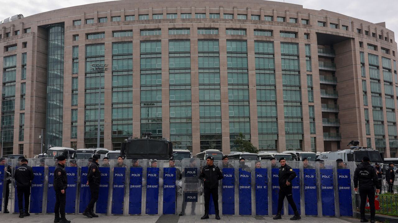 Turkish riot police stand guard in front of the Justice Palace, known as Caglayan Courthouse, ahead of jailed Istanbul Mayor Ekrem Imamoglu’s expected testimony in a new investigation over alleged espionage, in Istanbul, Turkey, October 26, 2025. REUTERS/Dilara Senkaya