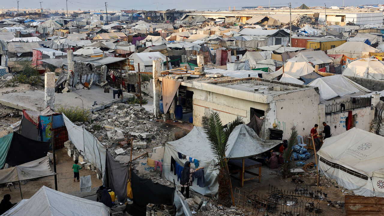 Palestinians take shelter in their tents, during a ceasefire between Israel and Hamas, in Gaza City, November 12, 2025. REUTERS/Mahmoud Issa