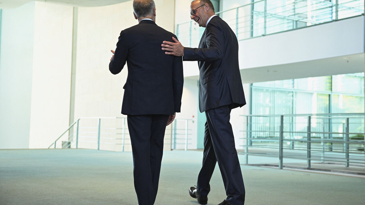 Canadian Prime Minister Mark Carney and German Chancellor Friedrich Merz walk on the day they held a press conference  at the Chancellery in Berlin, Germany August 26, 2025. REUTERS/Annegret Hilse