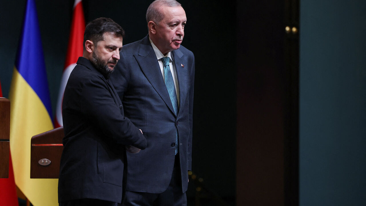 Ukrainian President Volodymyr Zelenskiy and Turkey's President Tayyip Erdogan shake hands during a joint press conference in Ankara, Turkey, November 19, 2025. REUTERS/Umit Bektas