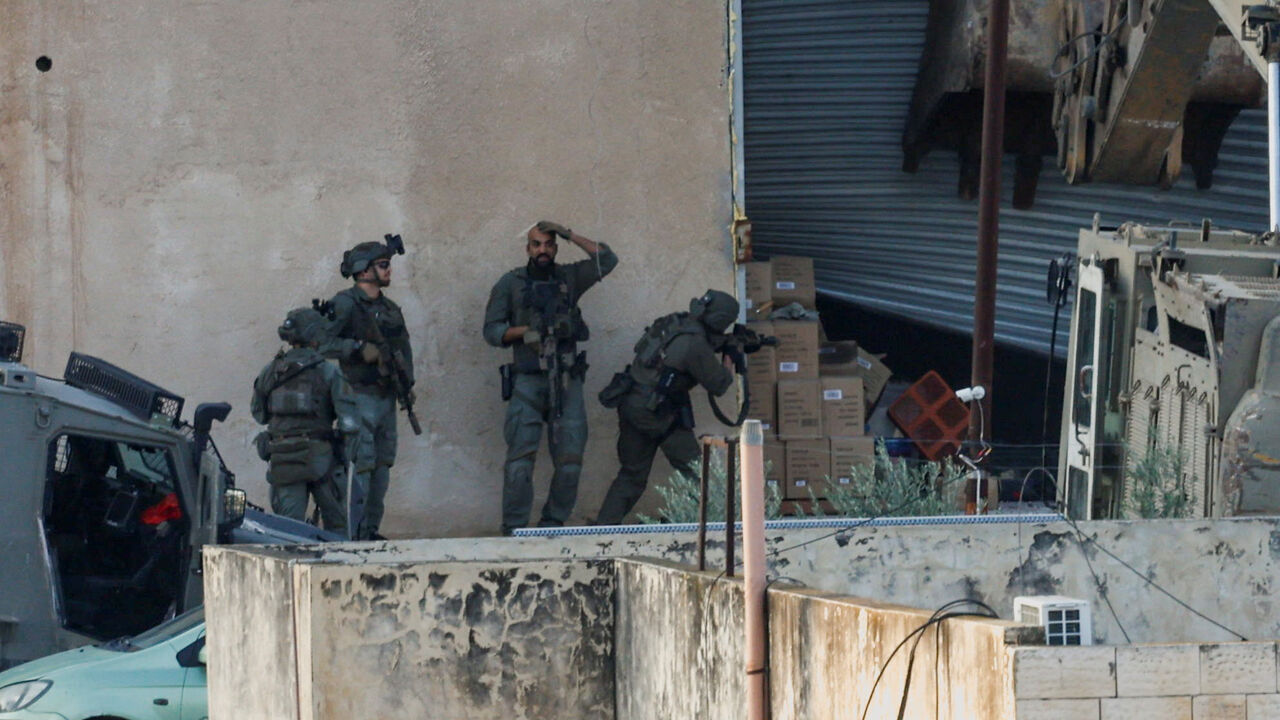 Israeli soldiers take position during a raid in Jenin in the Israeli-occupied West Bank, November 27, 2025. REUTERS/Mohamad Torokman