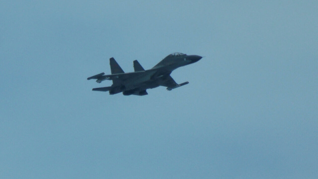 FILE PHOTO: An aerial view of a Chinese fighter jet flying close to a Philippine Coast Guard aircraft carrying journalists during a patrol flight, days after two Chinese vessels collided in the area while allegedly trying to block a Philippine supply mission, over the disputed Scarborough Shoal in the South China Sea, August 13, 2025. REUTERS/Adrian Portugal/File Photo