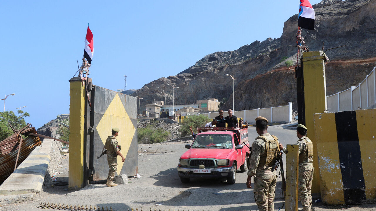 FILE PHOTO: Soldiers loyal to Yemen's separatist Southern Transitional Council stand guard outside the compound of the presidential palace in Aden, Yemen December 9, 2025. REUTERS/Fawaz Salman/File Photo