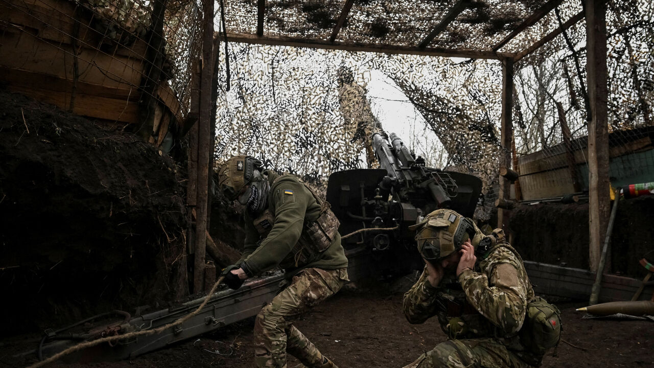 Artillerymen of the 152nd Separate Jaeger Brigade fire a howitzer towards Russian troops, amid Russia's attack on Ukraine, near the frontline town of Pokrovsk in Donetsk region, Ukraine December 11, 2025. REUTERS/Stringer