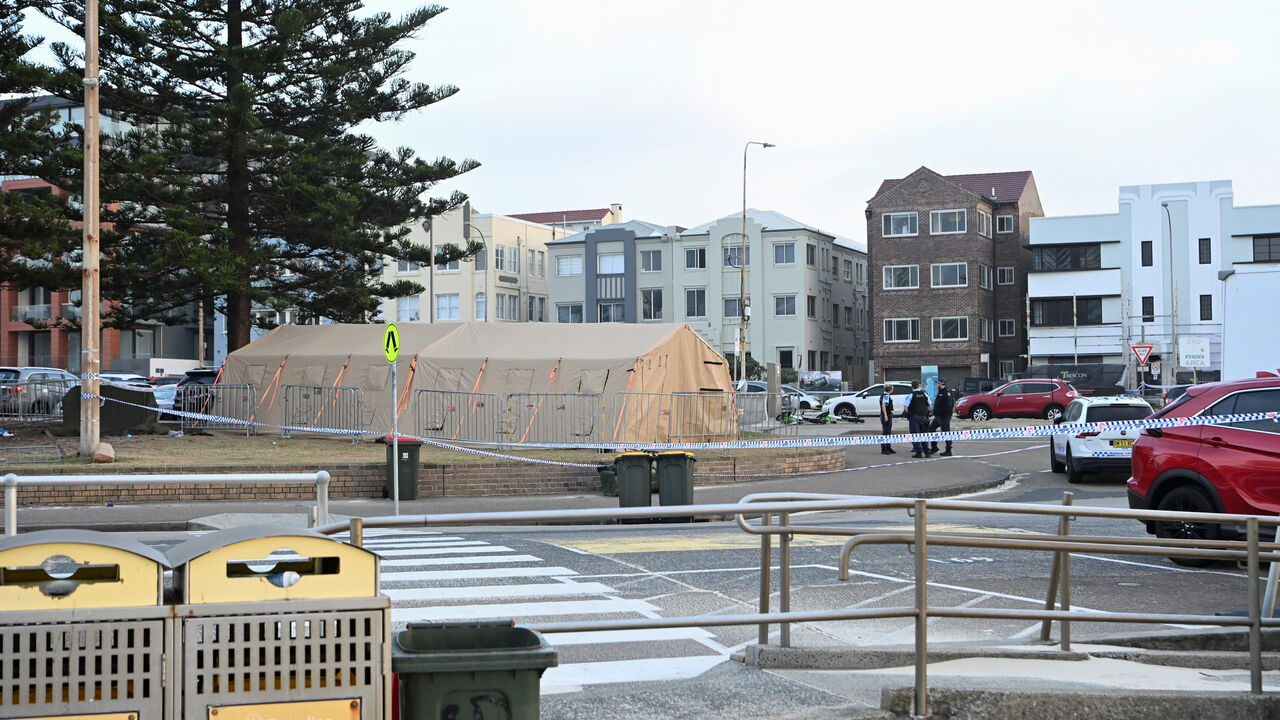 Police officers stand guard following the attack on a Jewish holiday celebration at Sydney's Bondi Beach, in Sydney, Australia, December 15, 2025. REUTERS/Flavio Brancaleone