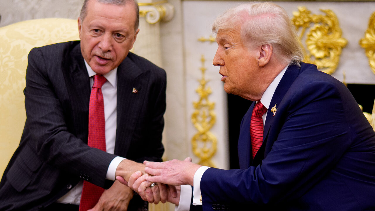 U.S. President Donald Trump (R) shakes hands with President of Turkey Recep Tayyip Erdogan in the Oval Office at the White House on September 25, 2025 in Washington, DC. Trump has signaled that the U.S. might lift a ban on F-35 sales to Turkey during Erdogan's first visit to the White House since 2019. (Photo by Andrew Harnik/Getty Images)