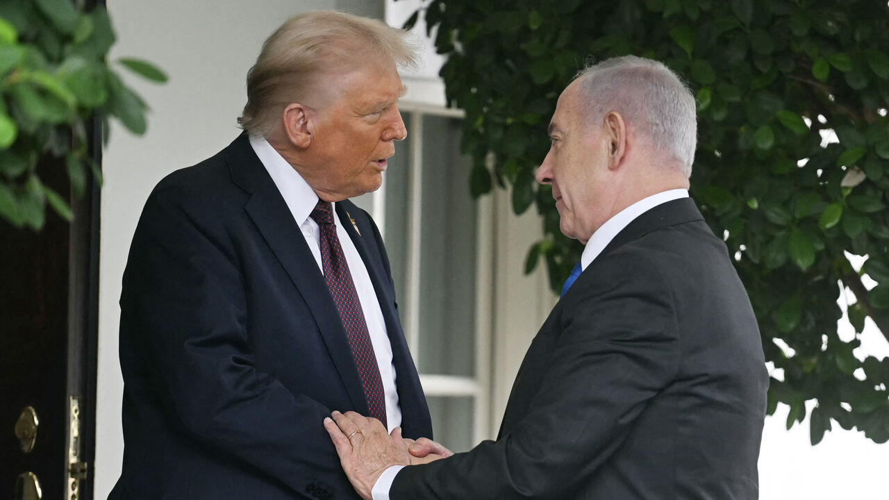 US President Donald Trump (L) greets Israeli Prime Minister Benjamin Netanyahu as he arrives at the West Wing of the White House, Washington, Sept. 29, 2025.