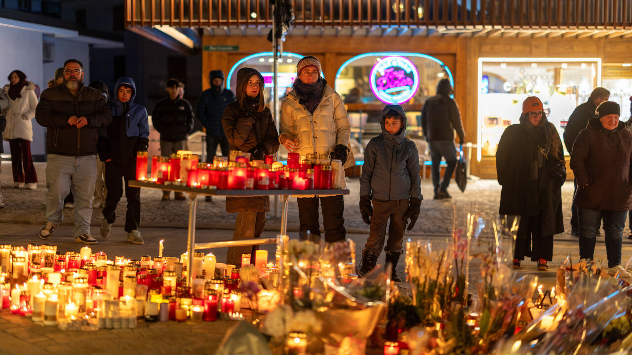 People visit a makeshift memorial outside the "Le Constellation" bar, after a deadly fire and explosion during a New Year's Eve party in the upscale ski resort of Crans-Montana in southwestern Switzerland, January 4, 2026. REUTERS/Umit Bektas