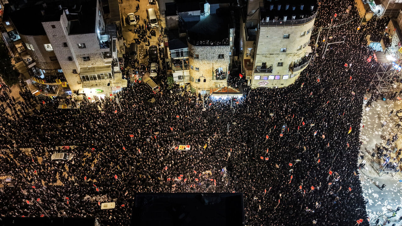 A drone view shows Ultra-Orthodox Jewish men as they protest against pressure to conscript men from their community into Israel's military, in Jerusalem, January 6, 2026.   REUTERS/Ilan Rosenberg