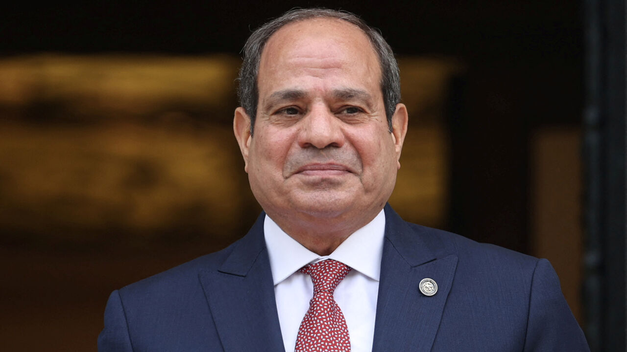 Egypt’s President Abdel Fattah al-Sisi poses next to Greek Prime Minister Kyriakos Mitsotakis (not pictured) in Athens, Greece, May 7, 2025. REUTERS/Louisa Gouliamaki/File Photo