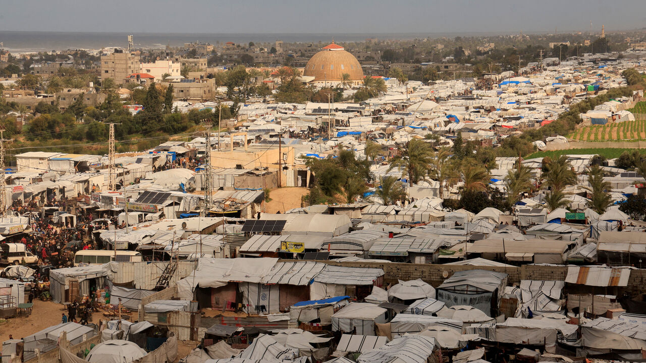 FILE PHOTO: Displaced Palestinians shelter at a tent camp in Khan Younis, southern Gaza Strip, January 14, 2026. REUTERS/Haseeb Alwazeer/File Photo