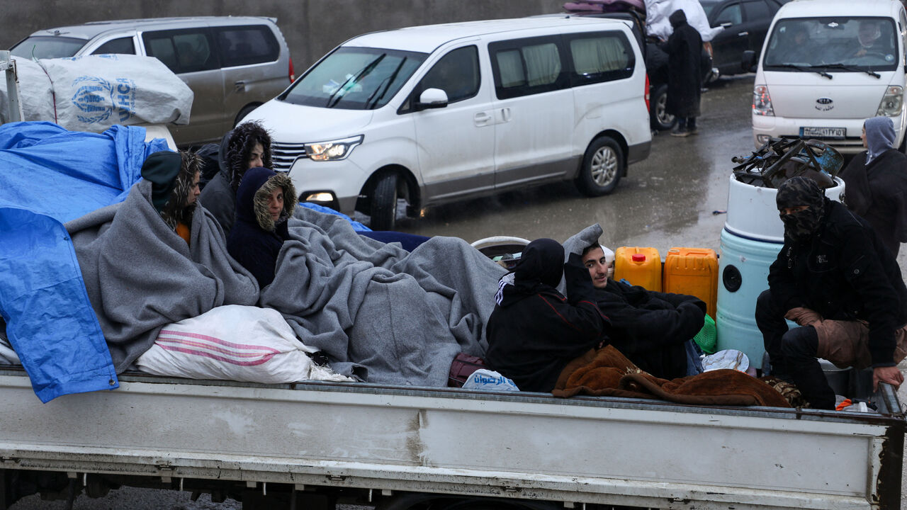 Civilians sit in a vehicle as they flee Tabqa after clashes between the Syrian Democratic Forces (SDF) and the Syrian army, in Hasakah, Syria, January 18, 2026. REUTERS/Orhan Qereman