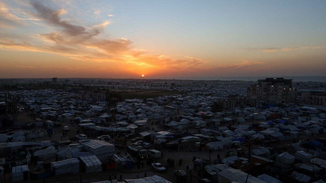 A general view shows a tent camp sheltering Palestinians displaced by the Israeli offensive, at sunset on New Year’ Eve in Khan Younis, southern Gaza Strip, December 31, 2025. REUTERS/Ramadan Abed