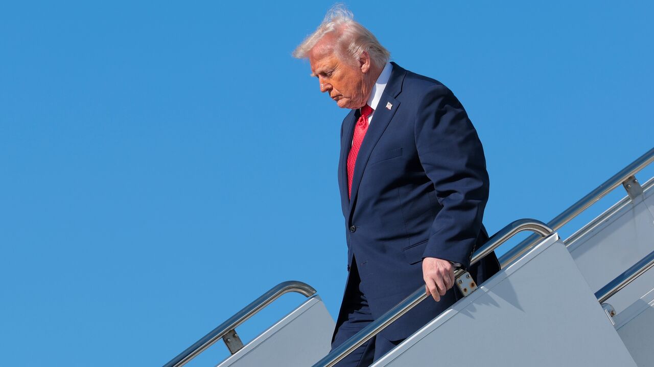 US President Donald Trump departs Air Force One after arriving at Palm Beach International Airport on Jan. 16, 2026. 