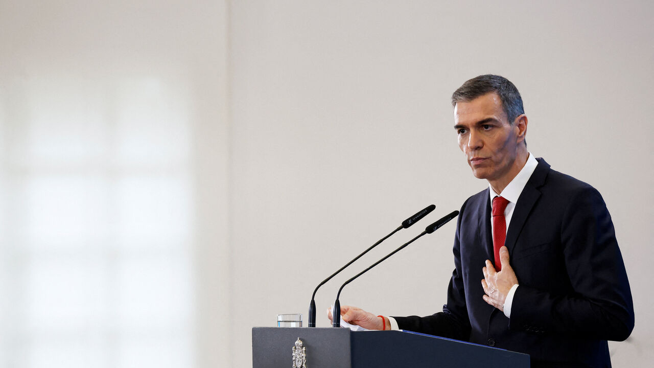Spain's Prime Minister Pedro Sanchez gestures during a year-end balance news briefing at Moncloa Palace in Madrid, Spain, December 15, 2025. REUTERS/Susana Vera